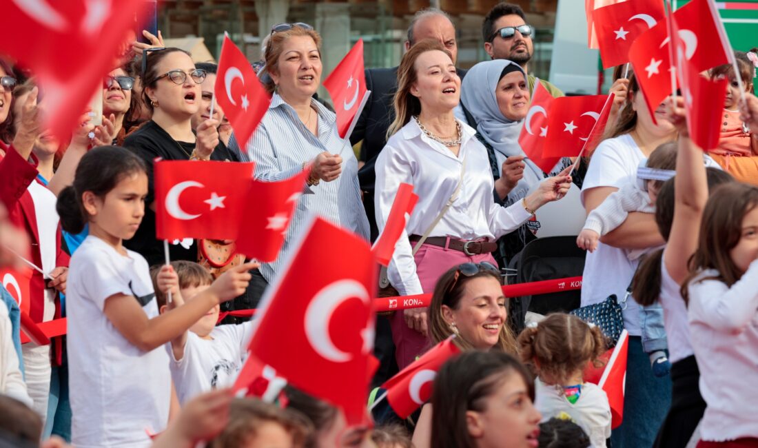 Konak Belediyesi’nin 23 Nisan etkinlikleri kapsamında düzenlediği Çocuk Şenliği, 25