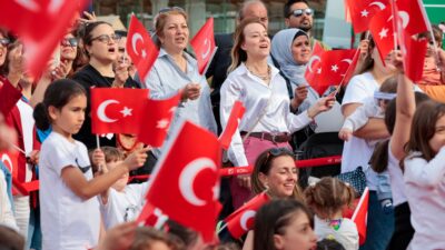 Konak Belediyesi’nin 23 Nisan etkinlikleri kapsamında düzenlediği Çocuk Şenliği, 25