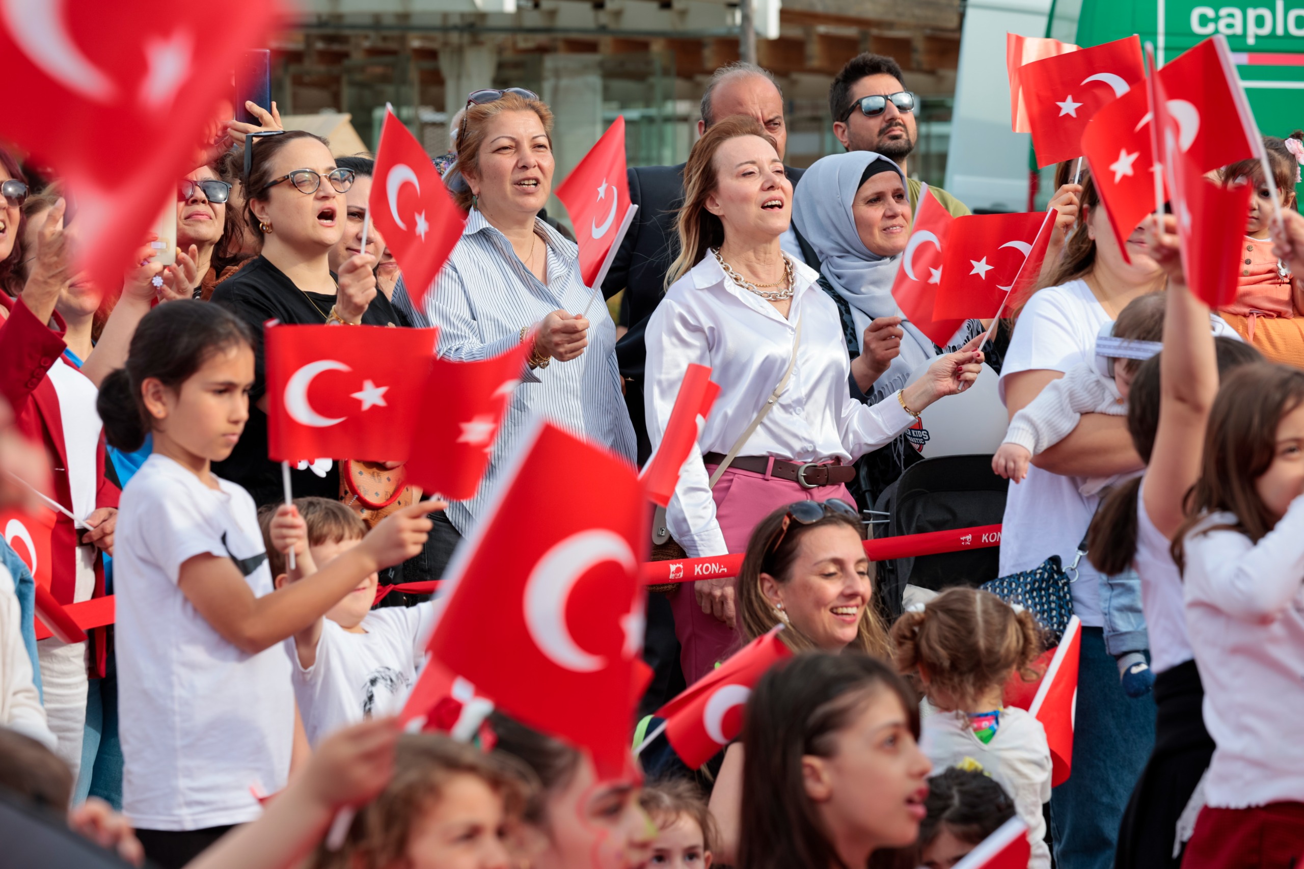 Konak Belediyesi’nin 23 Nisan etkinlikleri kapsamında düzenlediği Çocuk Şenliği, 25