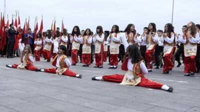 Kuşadası’nda 23 Nisan Ulusal Egemenlik ve Çocuk Bayramı, coşkuyla kutlandı.