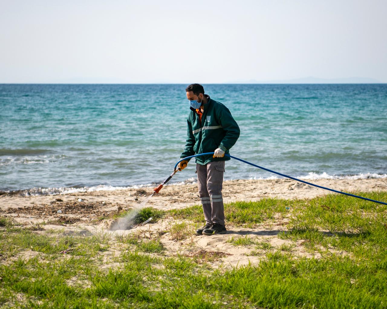 Kuşadası Belediyesi ekipleri, bahar temizliği kapsamında sahil hattında yabani otla