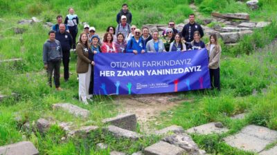 Çeşme’de düzenlenen otizm farkındalık yürüyüşünde vatandaşlar, otizmli bireyler için empati