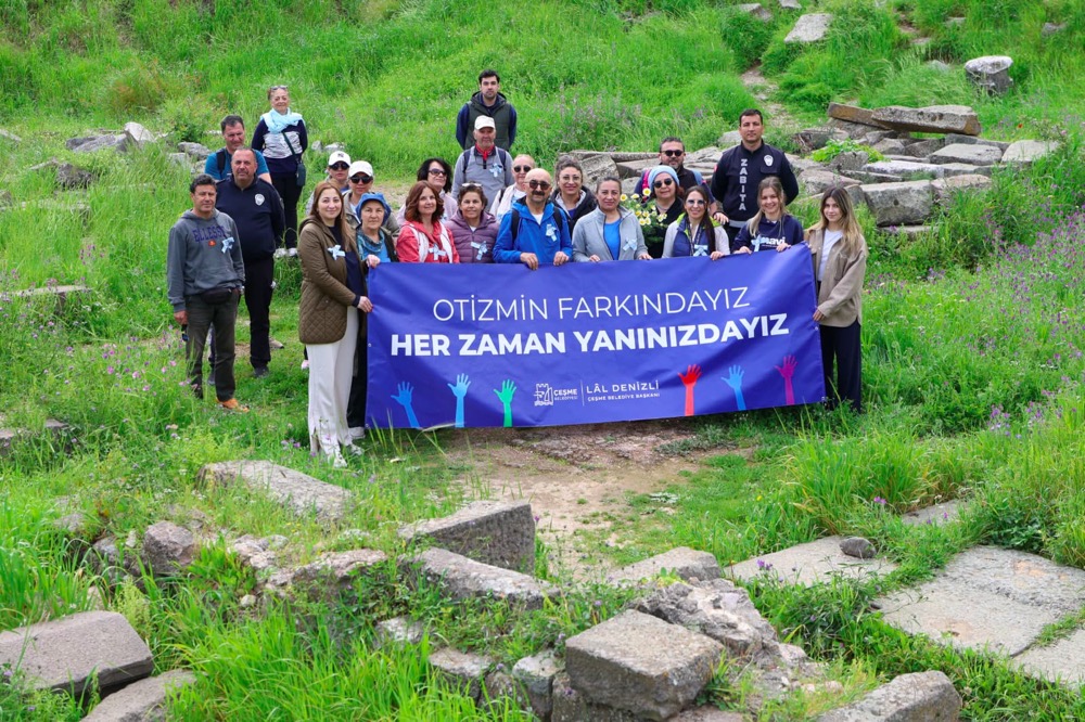 Çeşme’de düzenlenen otizm farkındalık yürüyüşünde vatandaşlar, otizmli bireyler için empati