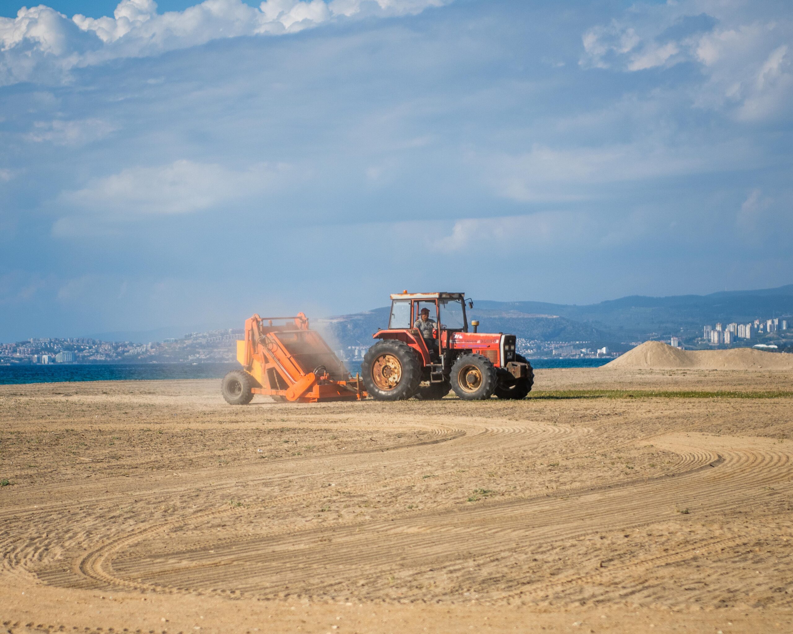 Kuşadası Belediyesi, yetki ve sorumluluğunda olan plajları turizm sezonuna hazırlamak
