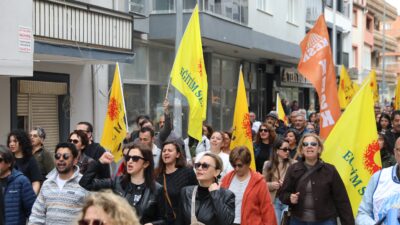 Okullarda artan şiddet olaylarına tepki göstermek için Seferihisar’da düzenlenen yürüyüşte