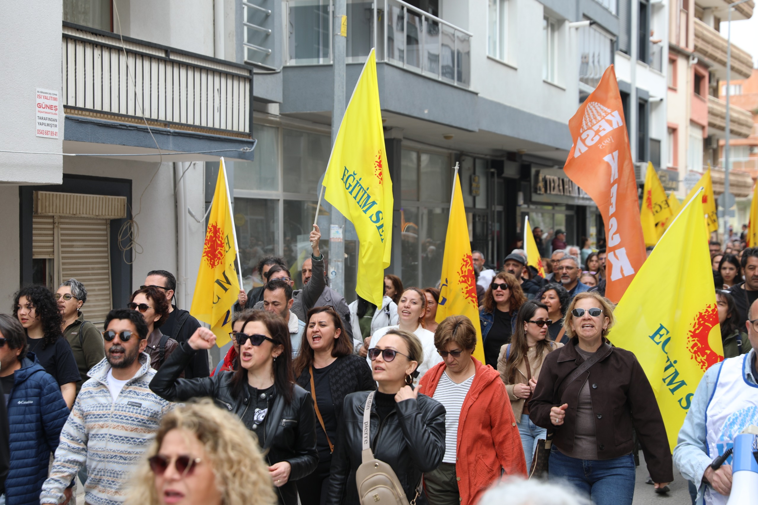 Okullarda artan şiddet olaylarına tepki göstermek için Seferihisar’da düzenlenen yürüyüşte