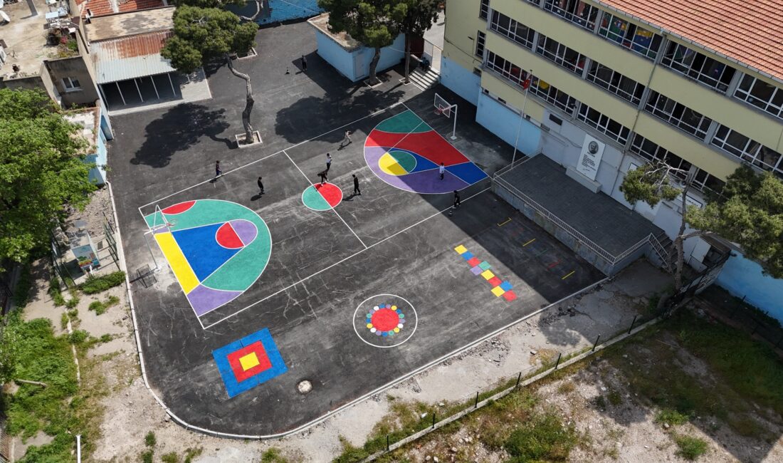 Konak Belediyesi’nin okul yollarına renk katan “Renkli Yol” uygulaması bu