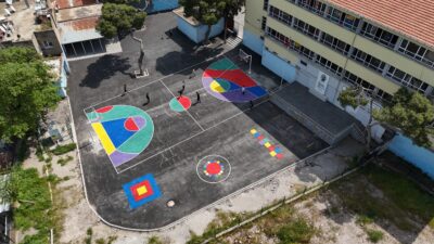 Konak Belediyesi’nin okul yollarına renk katan “Renkli Yol” uygulaması bu