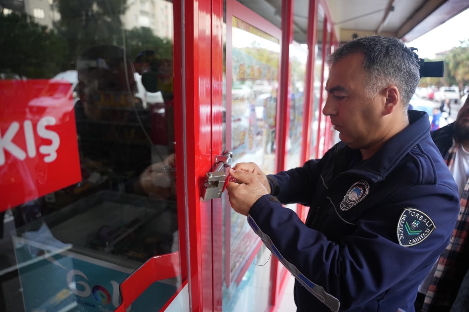 Torbalı Belediyesi’nin zabıtaya verdiği kapatma yetkisi sonrası, son kullanma tarihi