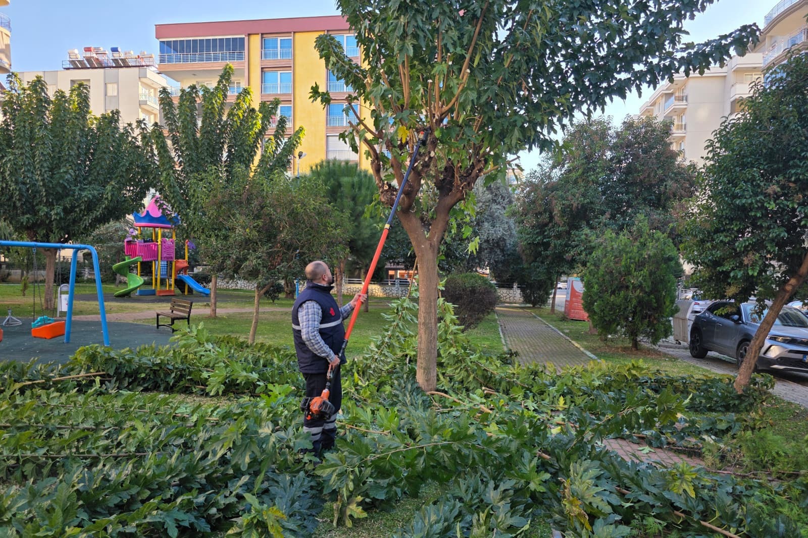 Efeler Belediyesi, 366 parkı titizlikle yenileyerek çocukların güvenliğini sağlıyor ve