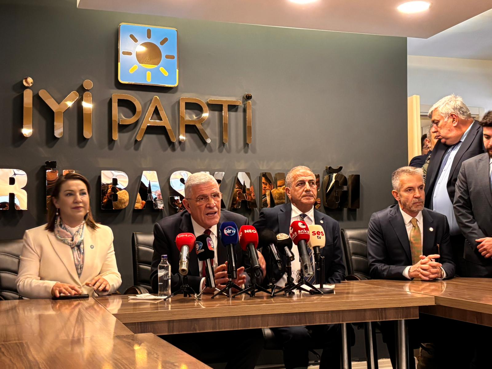 İYİ Parti Genel Başkanı Müsavat Dervişoğlu, partisinin İzmir İl Başkanlığı’na