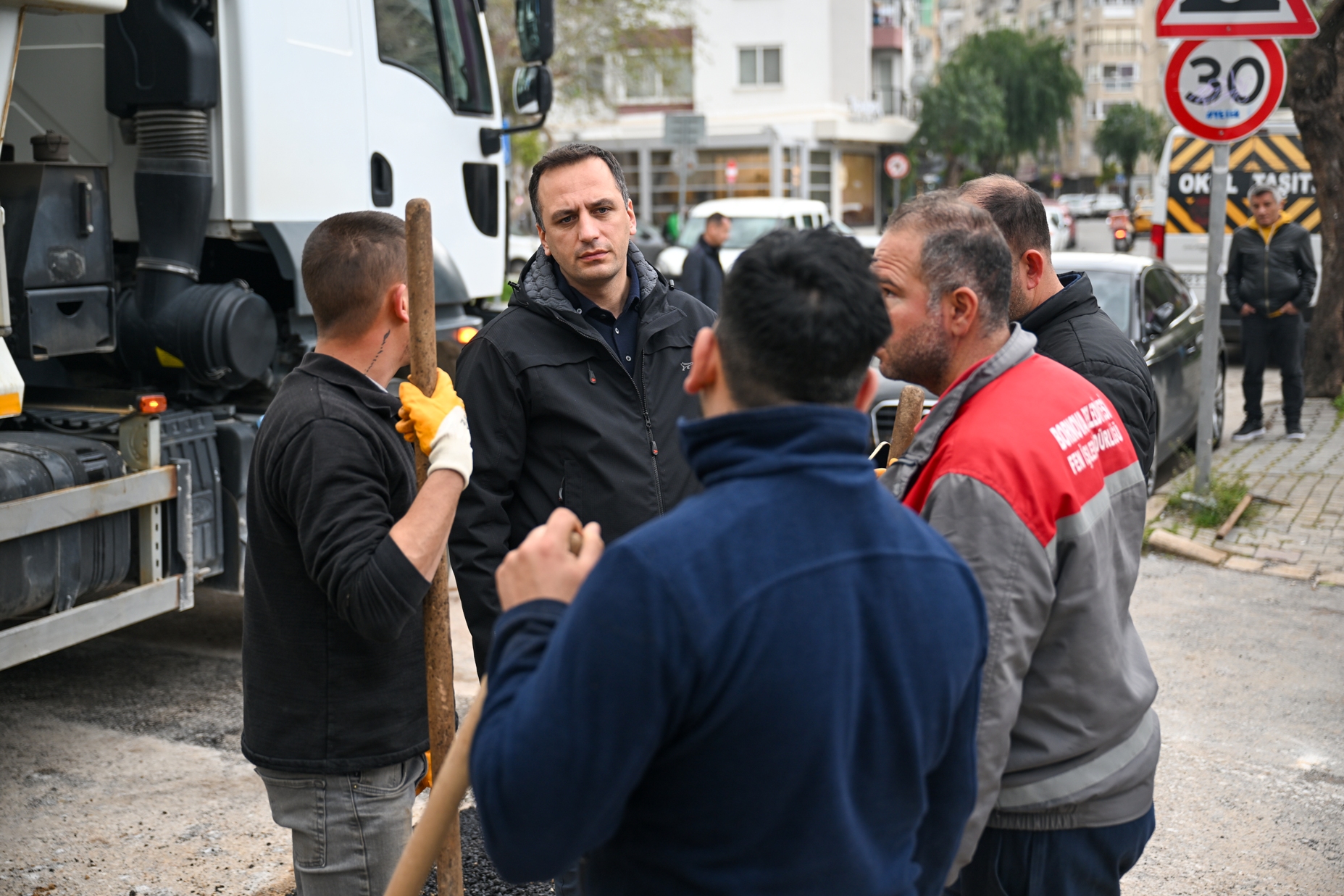 Bornova Belediye Başkanı Ömer Eşki, Zafer Caddesi’nde ikinci kat asfalt