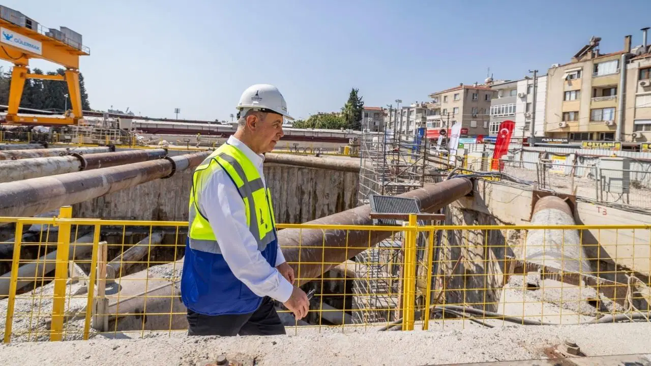 İzmir Büyükşehir Belediye Başkanı Cemil Tugay, Buca Metrosu’nun durduğu iddialarına