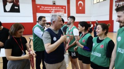 Balçova Belediyesi tarafından düzenlenen “Onur Günay Karma Voleybol Turnuvası”, iki