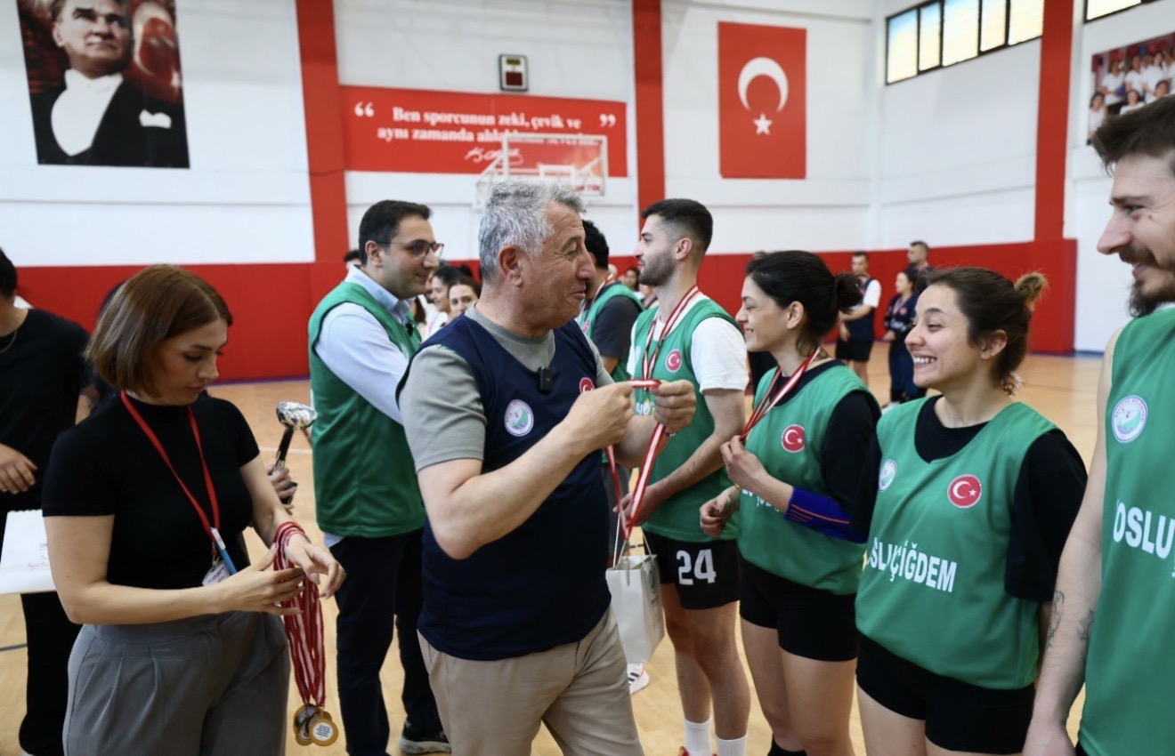 Balçova Belediyesi tarafından düzenlenen “Onur Günay Karma Voleybol Turnuvası”, iki