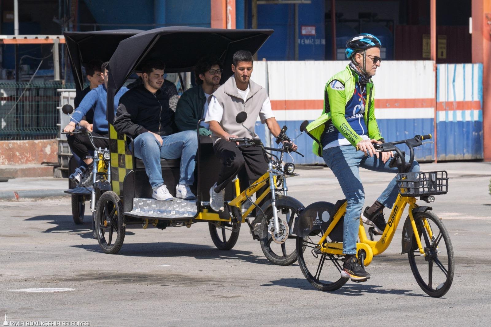 İzmir Büyükşehir Belediyesi’nin hayata geçirdiği Bisicab projesiyle hem karbon salımı