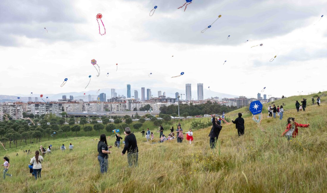 Bornova’da 23 Nisan kutlamaları binlerce çocuk ve aileyi buluşturdu. Uçurtmalar