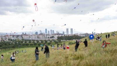 Bornova’da 23 Nisan kutlamaları binlerce çocuk ve aileyi buluşturdu. Uçurtmalar