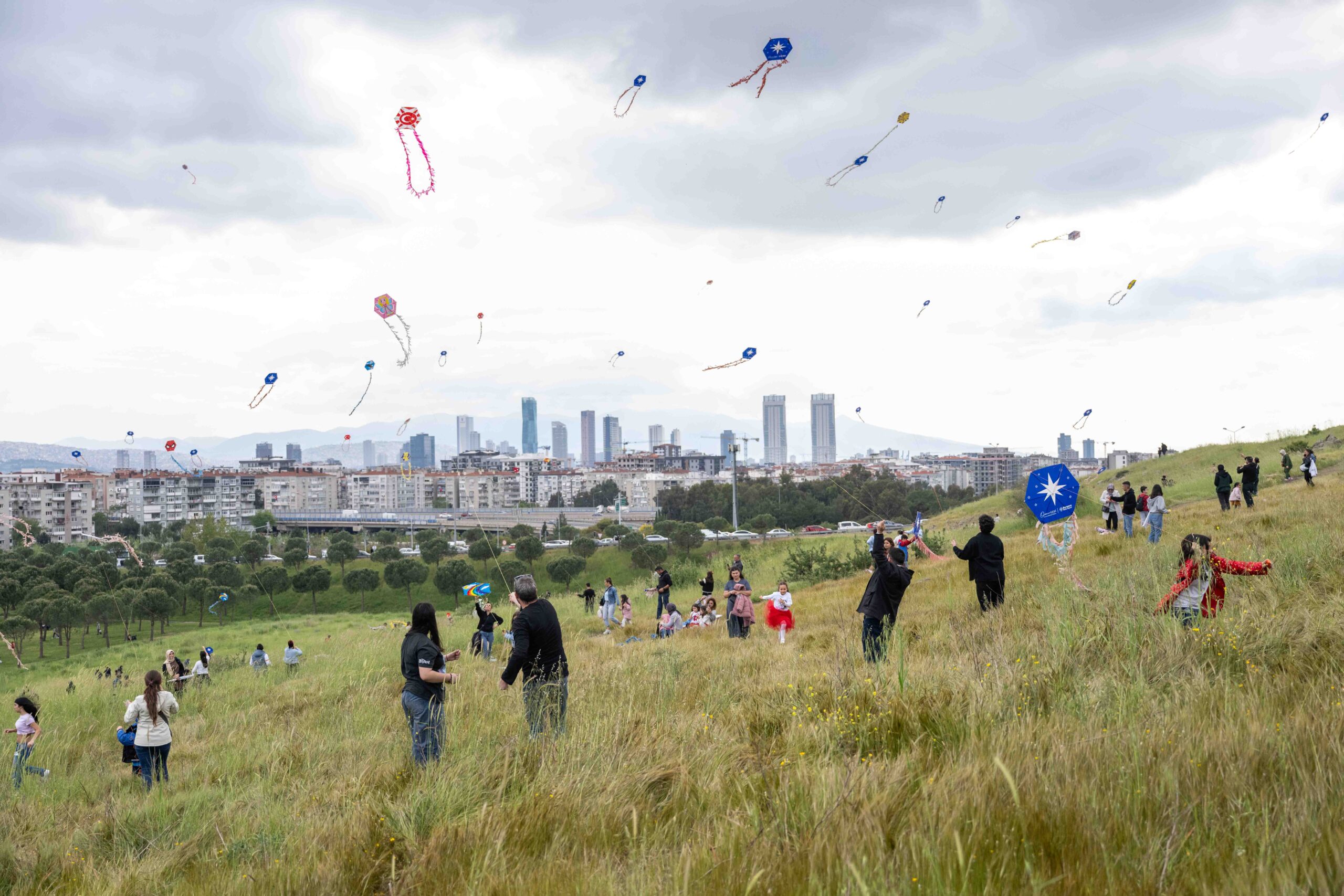 Bornova’da 23 Nisan kutlamaları binlerce çocuk ve aileyi buluşturdu. Uçurtmalar