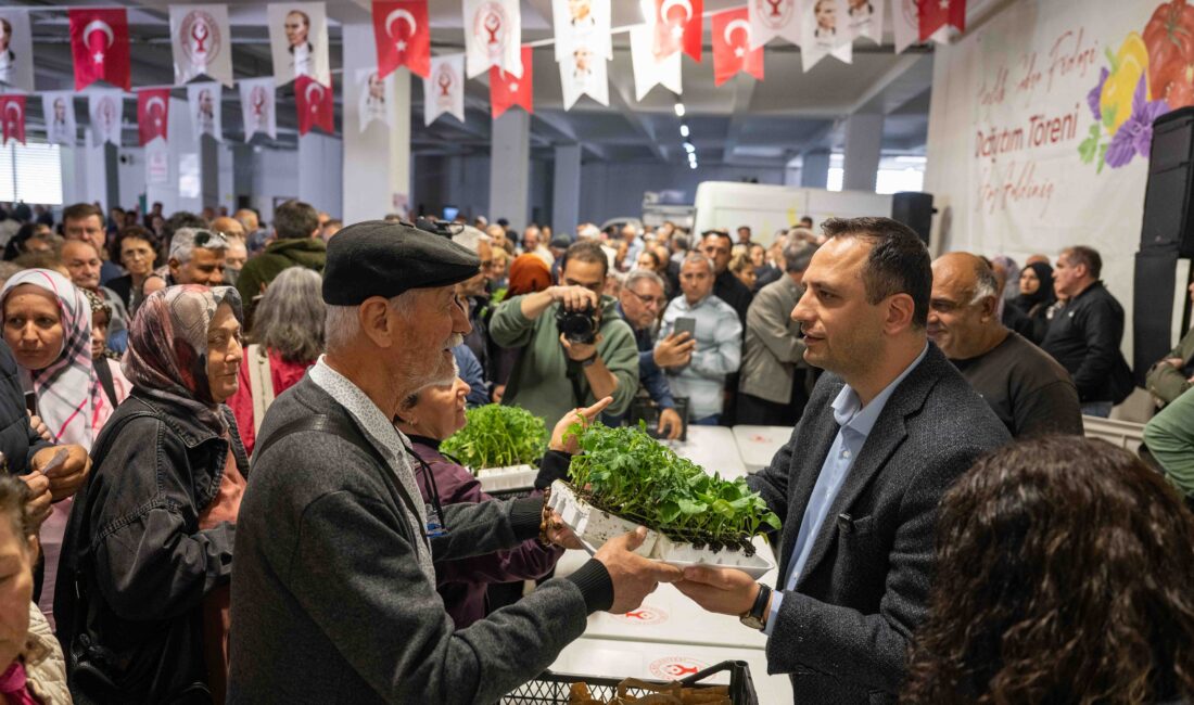 Bornova Belediyesi, yaz sezonu öncesi 220 bin sebze fidesini vatandaşlarla