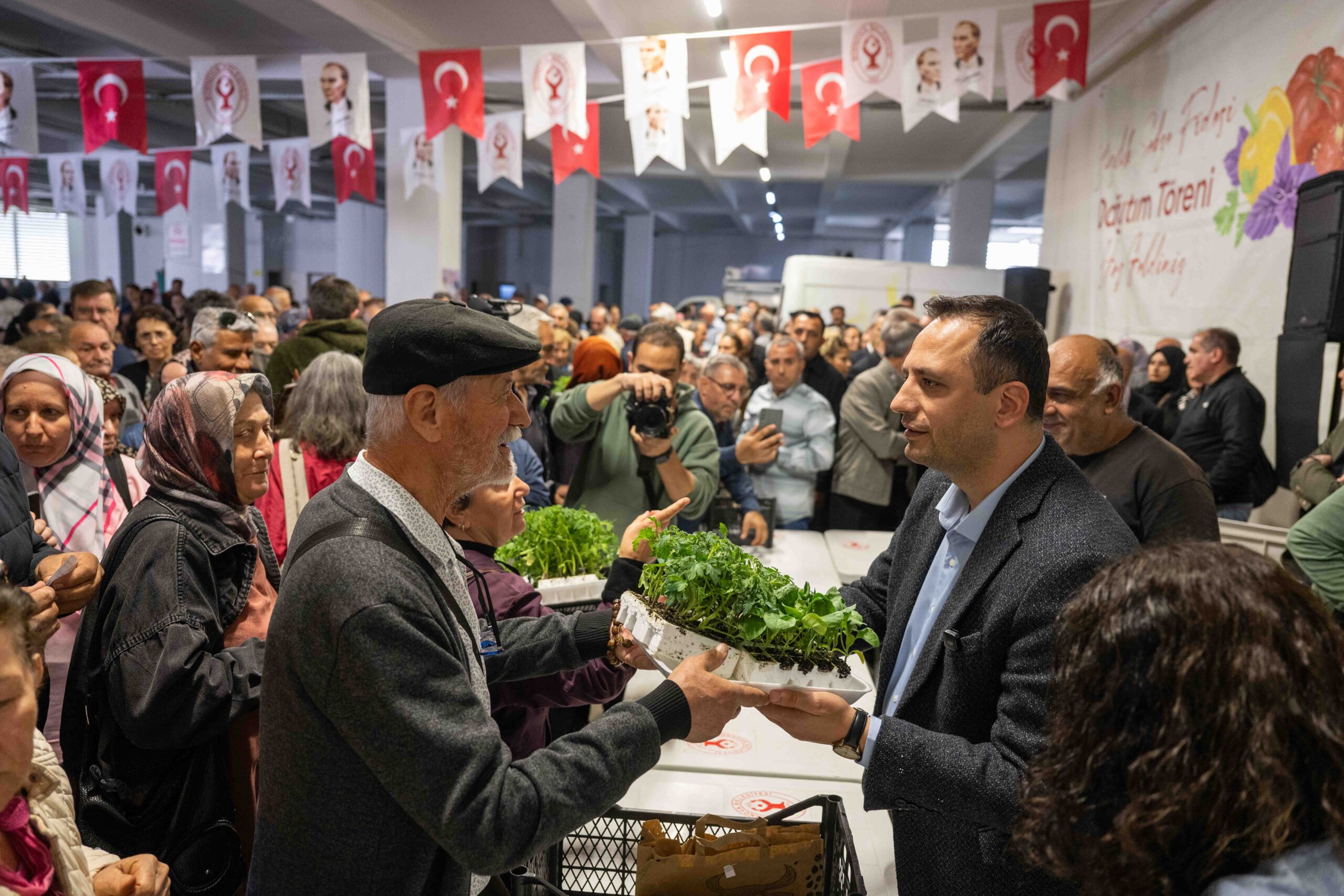 Bornova Belediyesi, yaz sezonu öncesi 220 bin sebze fidesini vatandaşlarla