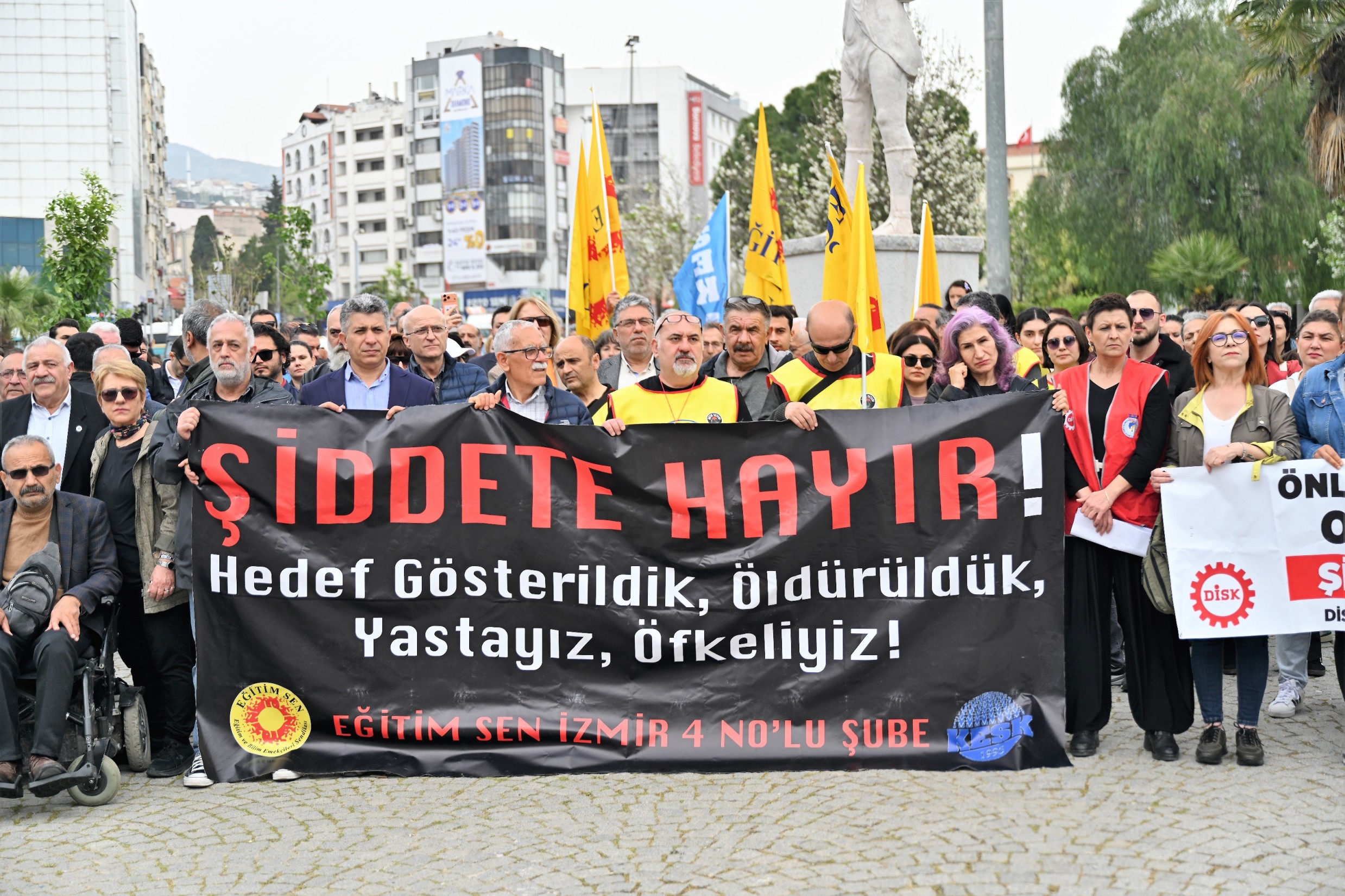 Bornova’da düzenlenen eylemde okul saldırılarına karşı toplumsal tepki yükseldi. Katılımcılar,