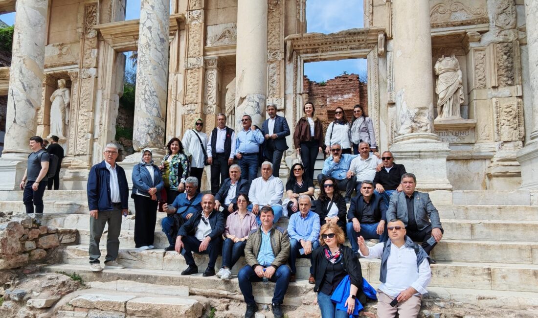 Bornova’daki kurumların iş birliğinde yürütülen Bornova Muhtarlar Akademisi kapsamında eğitimlerini