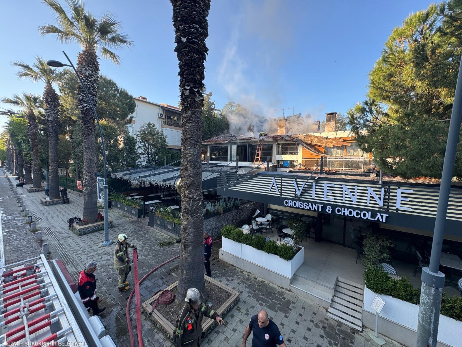 İzmir’in Karşıyaka ilçesi Bostanlı Mahallesi Cengiz Topel Caddesi’nde bir restoranın
