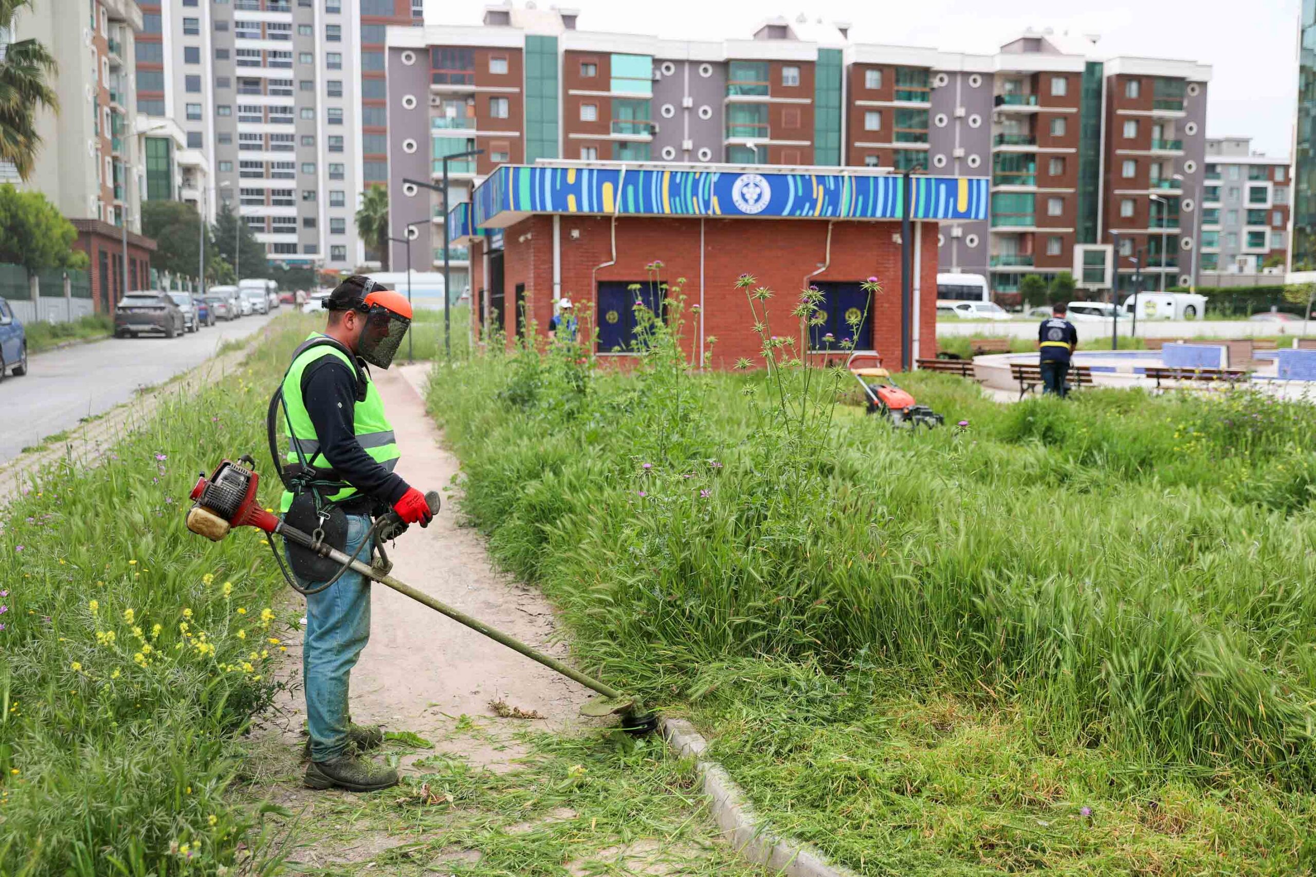 Buca Belediyesi, ilçe genelinde başlattığı kapsamlı temizlik ve çevre düzenleme