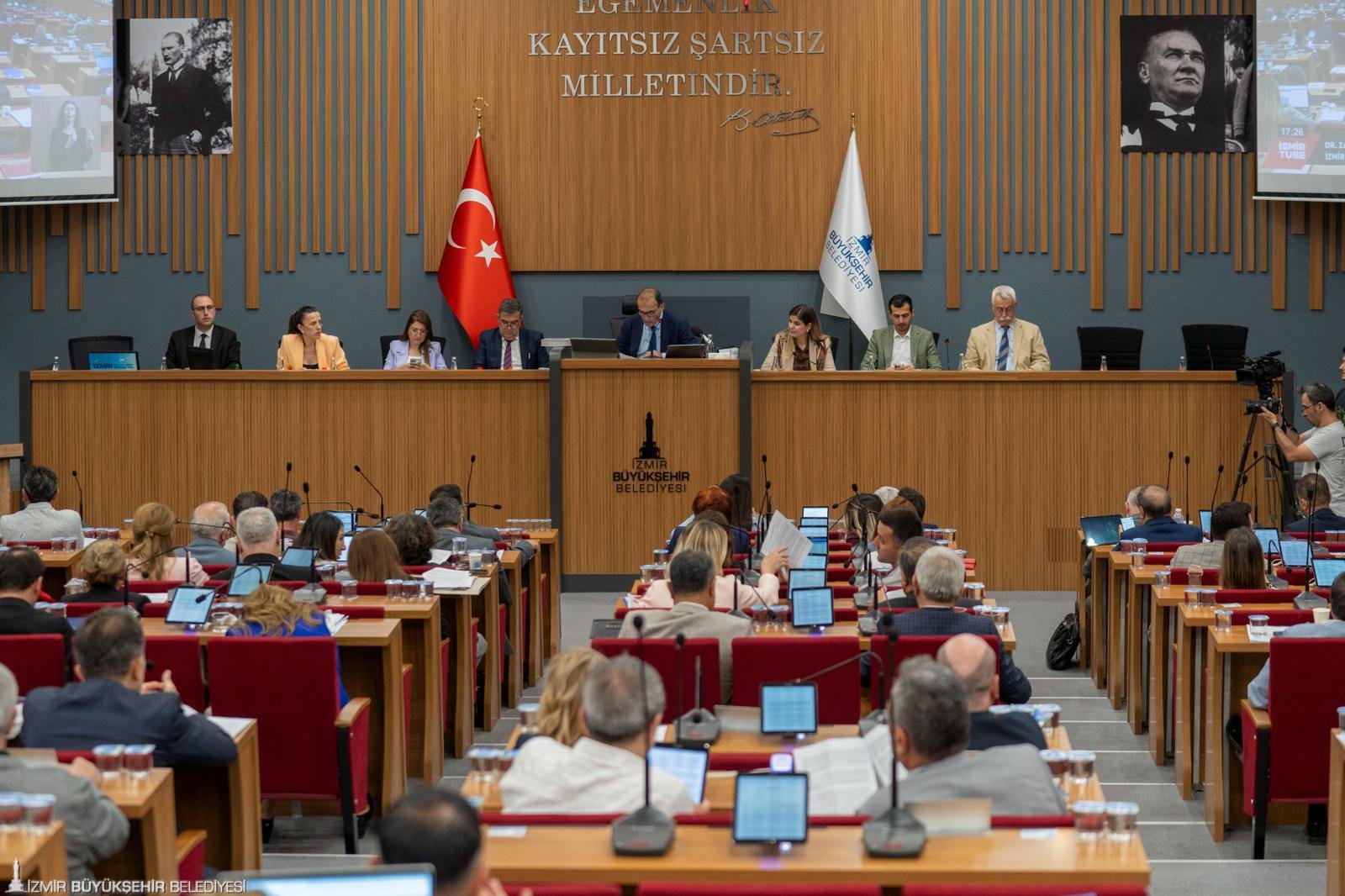 İzmir Büyükşehir Belediye Meclisi’nde Başkan Cemil Tugay’ın konuşma süresi üzerinden