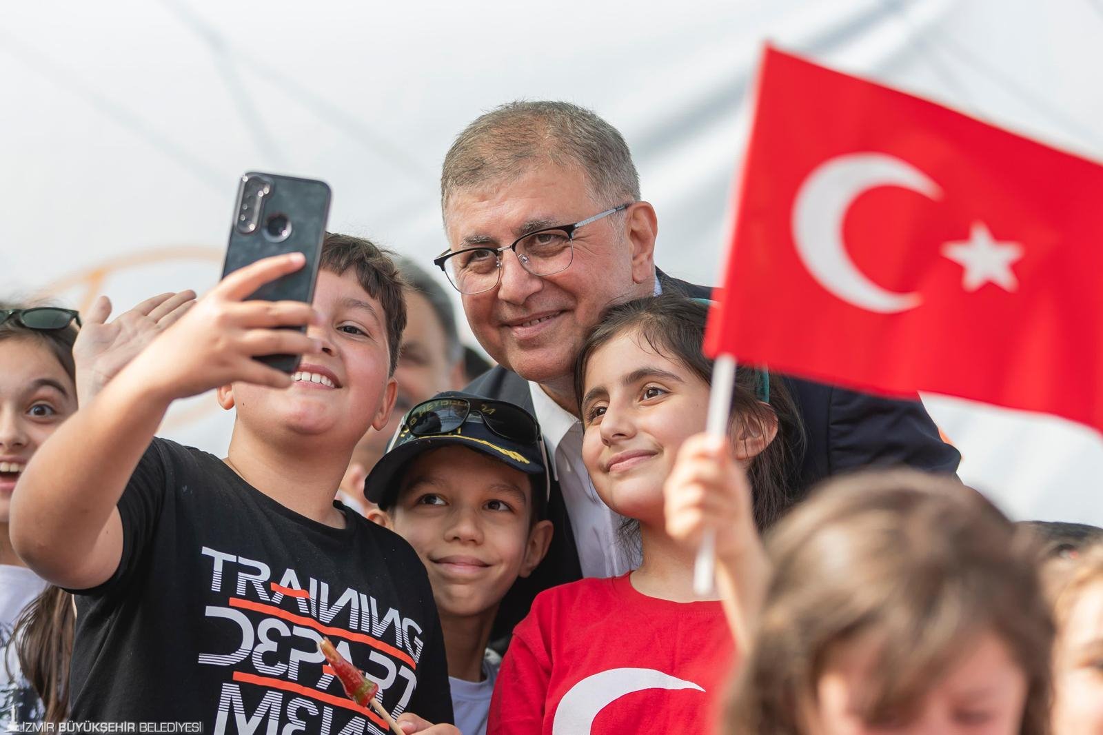 İzmir Büyükşehir Belediye Başkanı Dr. Cemil Tugay, 23 Nisan Ulusal