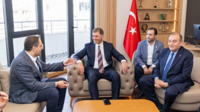 İzmir Büyükşehir Belediye Başkanı Cemil Tugay, Meslek Fabrikası nöbetine destek