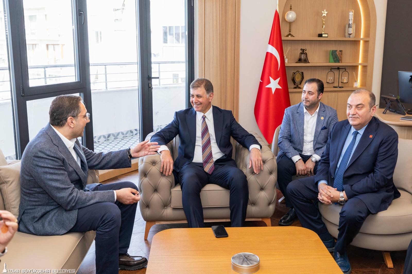 İzmir Büyükşehir Belediye Başkanı Cemil Tugay, Meslek Fabrikası nöbetine destek
