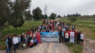 Çiğli Belediyesi’nin düzenlediği doğa yürüyüşü etkinliği, vatandaşları hem sporla hem