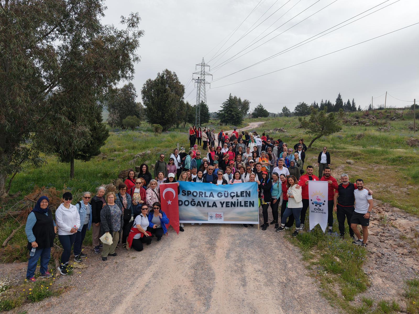 Çiğli Belediyesi’nin düzenlediği doğa yürüyüşü etkinliği, vatandaşları hem sporla hem