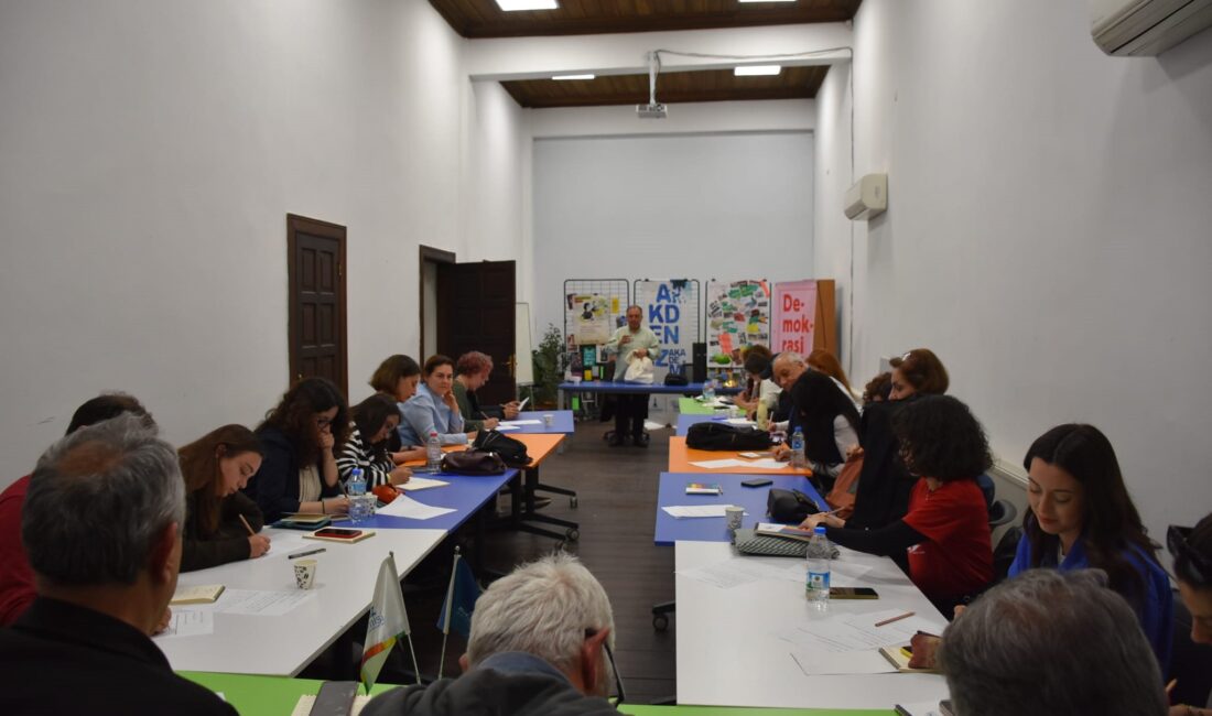 İzmir Büyükşehir Belediyesi’nin çatısı altında faaliyet gösteren Akdeniz Akademisi’nde Demokrasi