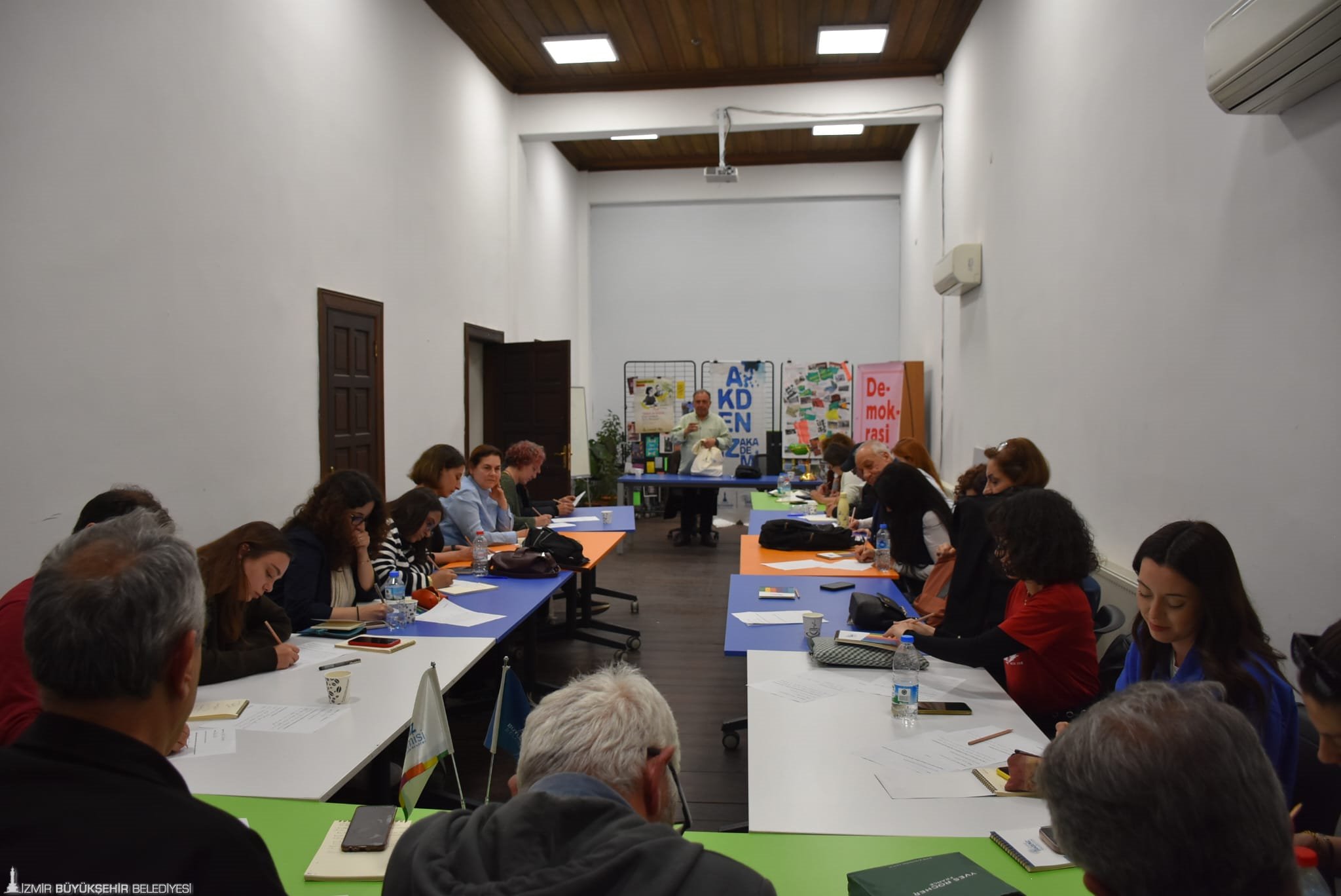 İzmir Büyükşehir Belediyesi’nin çatısı altında faaliyet gösteren Akdeniz Akademisi’nde Demokrasi