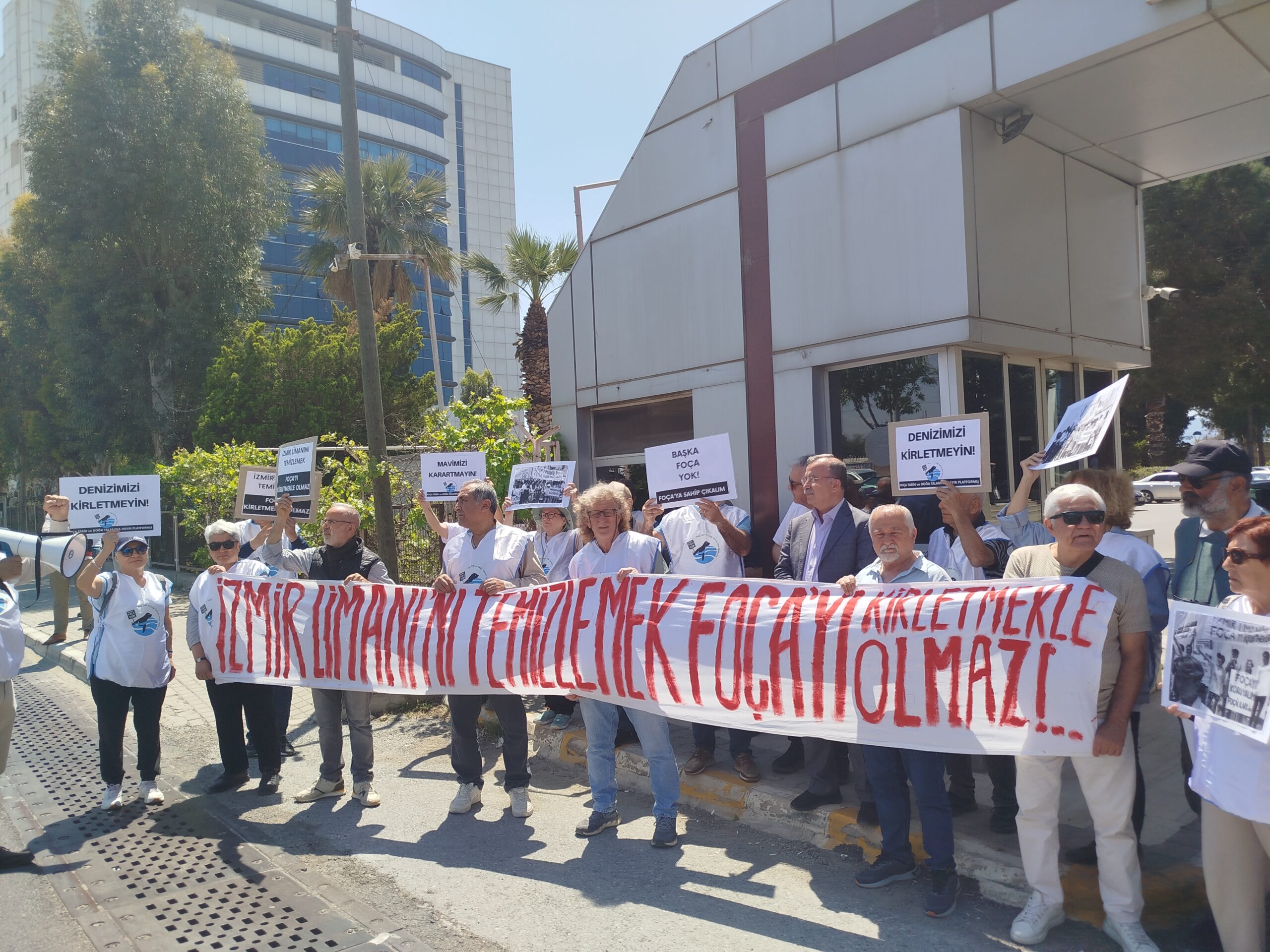 İzmir Körfezi’nden çıkarılan dip çamurunun Foça-Karaburun açıklarına dökülmesine karşı çevreciler