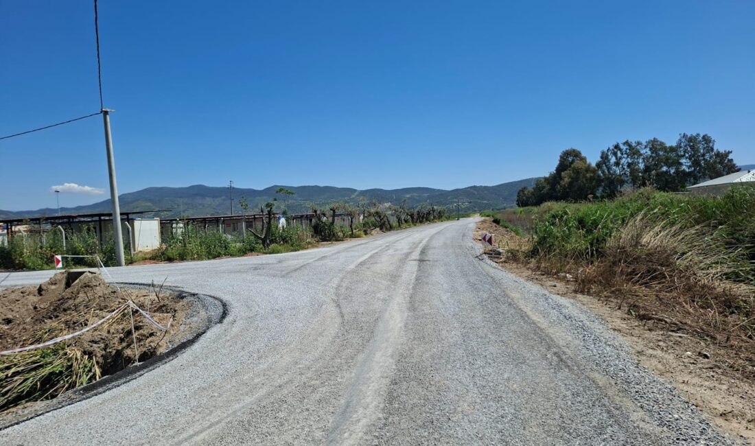 Efeler Belediyesi, Çeştepe Mahallesi’nde yoğun kullanılan güzergâhta gerçekleştirdiği asfaltlama çalışmasıyla