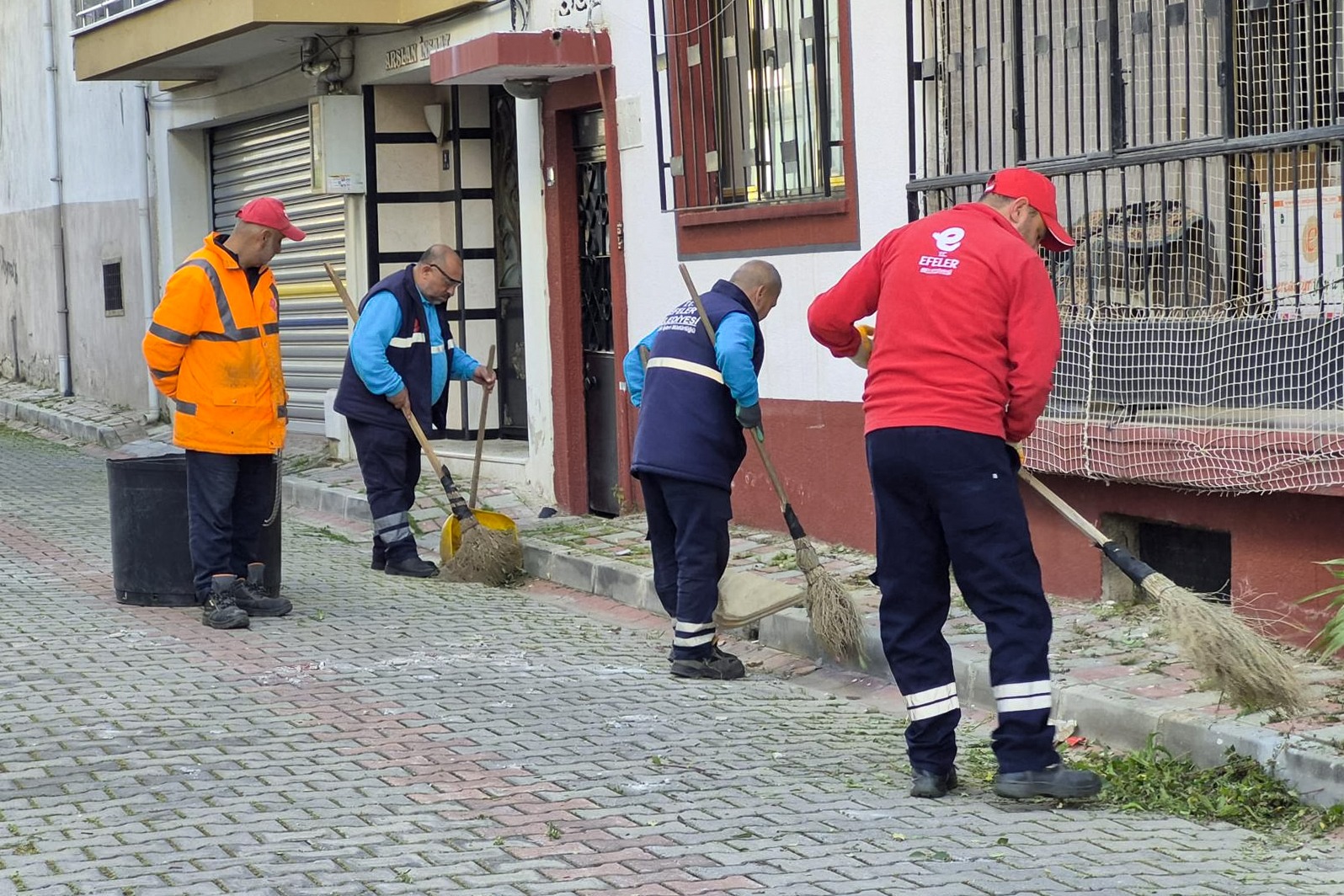 Efeler Belediyesi ekipleri, Güzelhisar, Fatih ve Zafer mahallelerinde kapsamlı bakım
