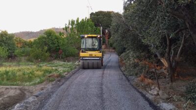 Efeler Belediyesi Fen İşleri Müdürlüğü ekipleri, ilçe genelinde yürüttüğü yol