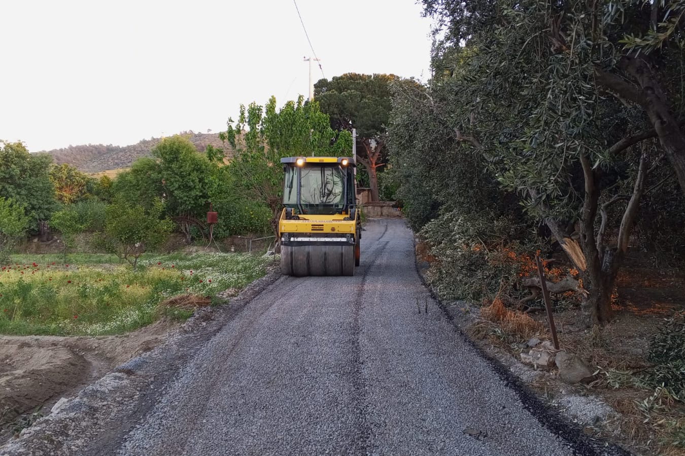 Efeler Belediyesi Fen İşleri Müdürlüğü ekipleri, ilçe genelinde yürüttüğü yol