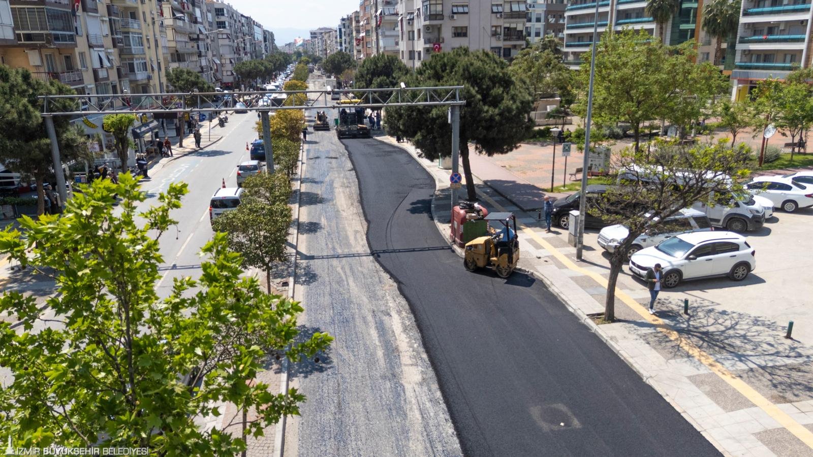 İzmir Büyükşehir Belediyesi Karşıyaka Girne Bulvarı’nda yol yenileme çalışması başlattı.
