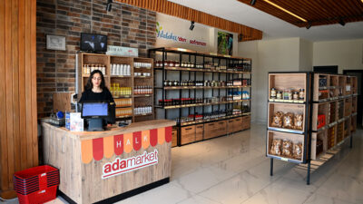 Kuşadası Belediyesi tarafından hizmete açılan Halk Ada Market’te glütensiz ve