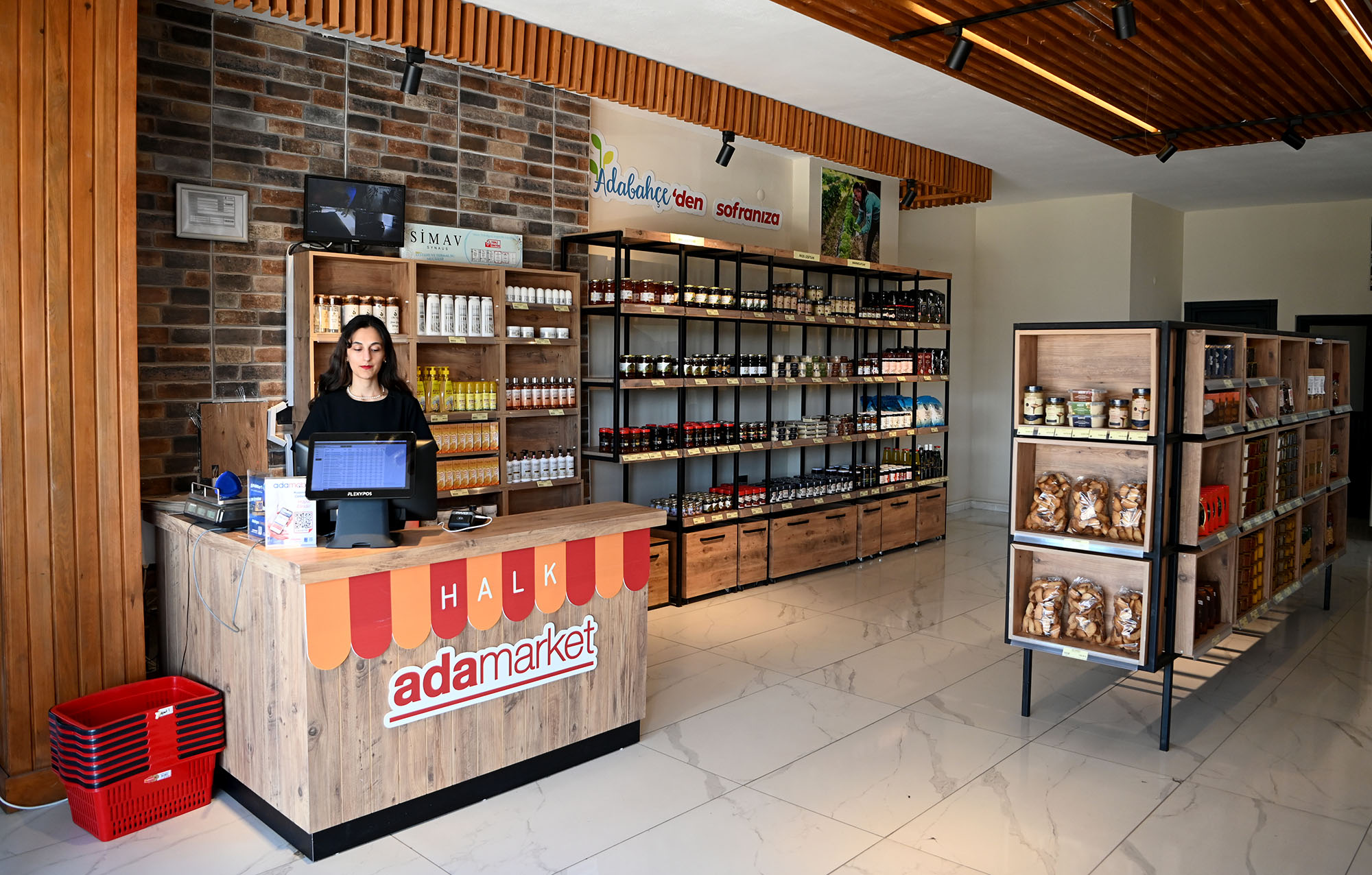 Kuşadası Belediyesi tarafından hizmete açılan Halk Ada Market’te glütensiz ve