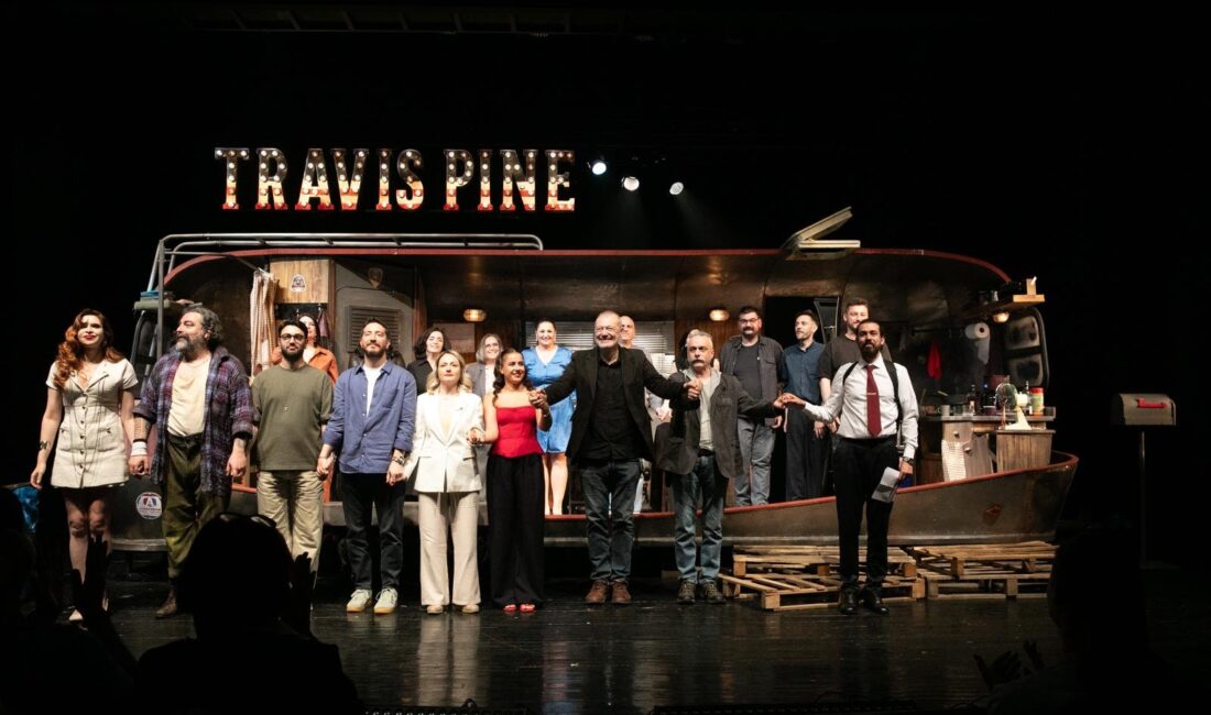 İzmir Şehir Tiyatroları’nın sahnelediği “Halktan Biri”, prömiyerinde yoğun ilgi gördü.