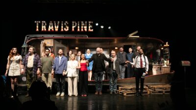 İzmir Şehir Tiyatroları’nın sahnelediği “Halktan Biri”, prömiyerinde yoğun ilgi gördü.