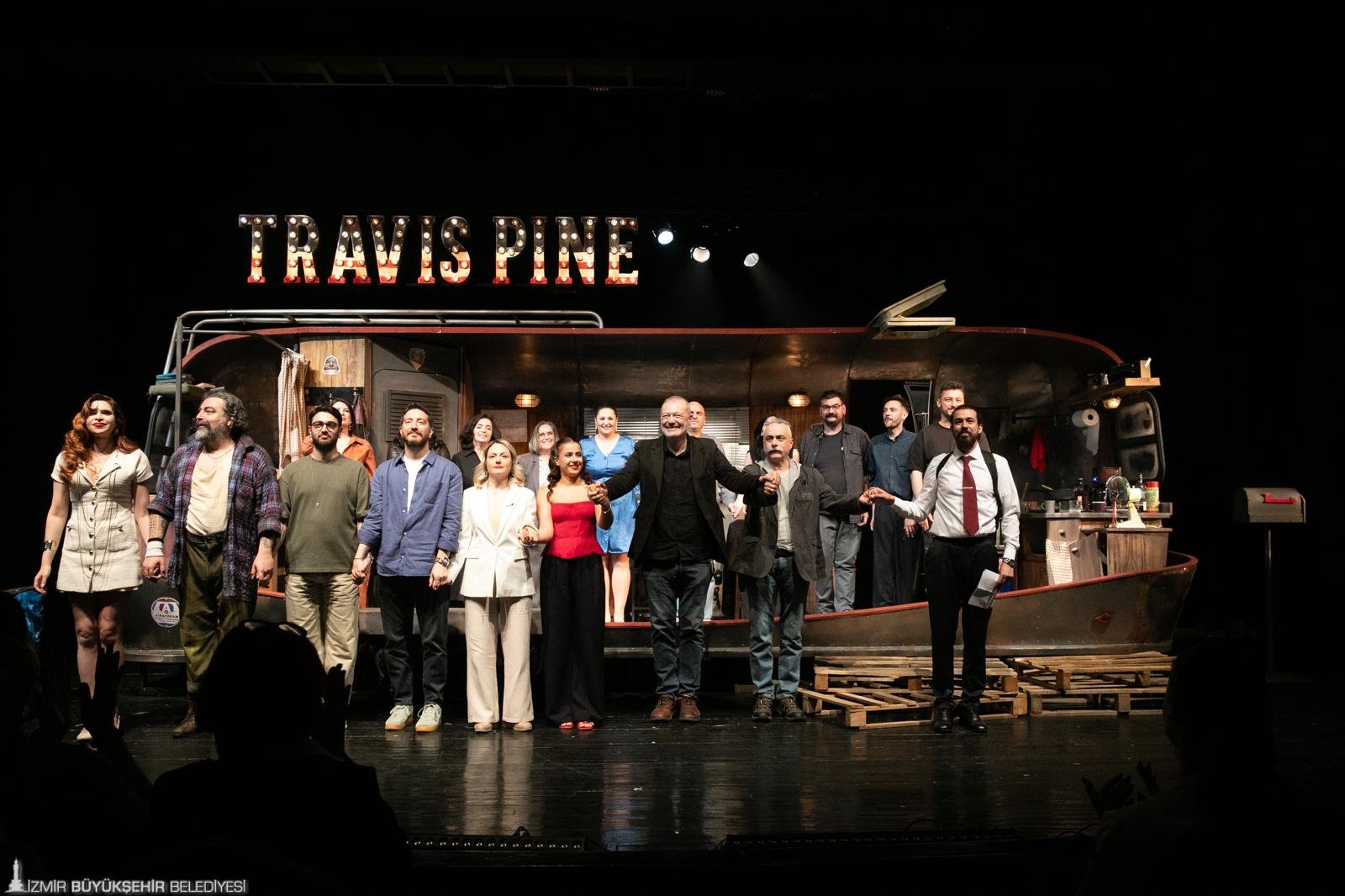 İzmir Şehir Tiyatroları’nın sahnelediği “Halktan Biri”, prömiyerinde yoğun ilgi gördü.