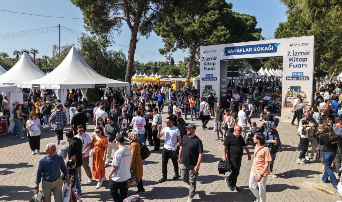 İzmir Kitap Fuarı, yüz binlerce kitapseveri ağırlayarak sona erdi. Söyleşiler,