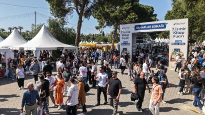 İzmir Kitap Fuarı, yüz binlerce kitapseveri ağırlayarak sona erdi. Söyleşiler,